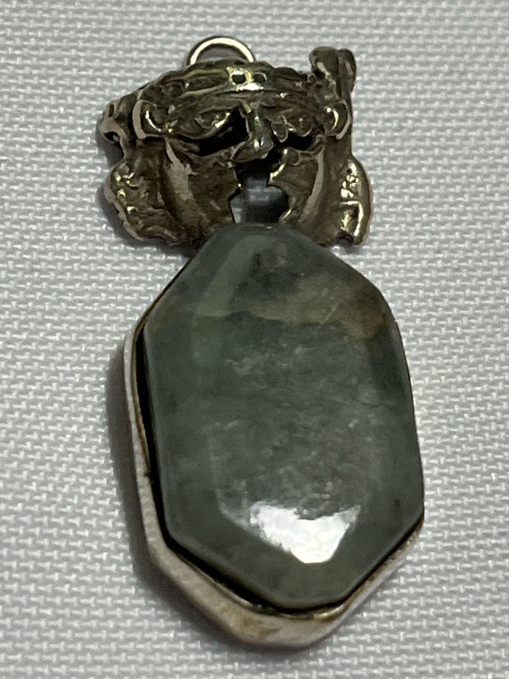 Vintage 925 sterling silver pendant
carved metallic face & green gemstone
Mexico